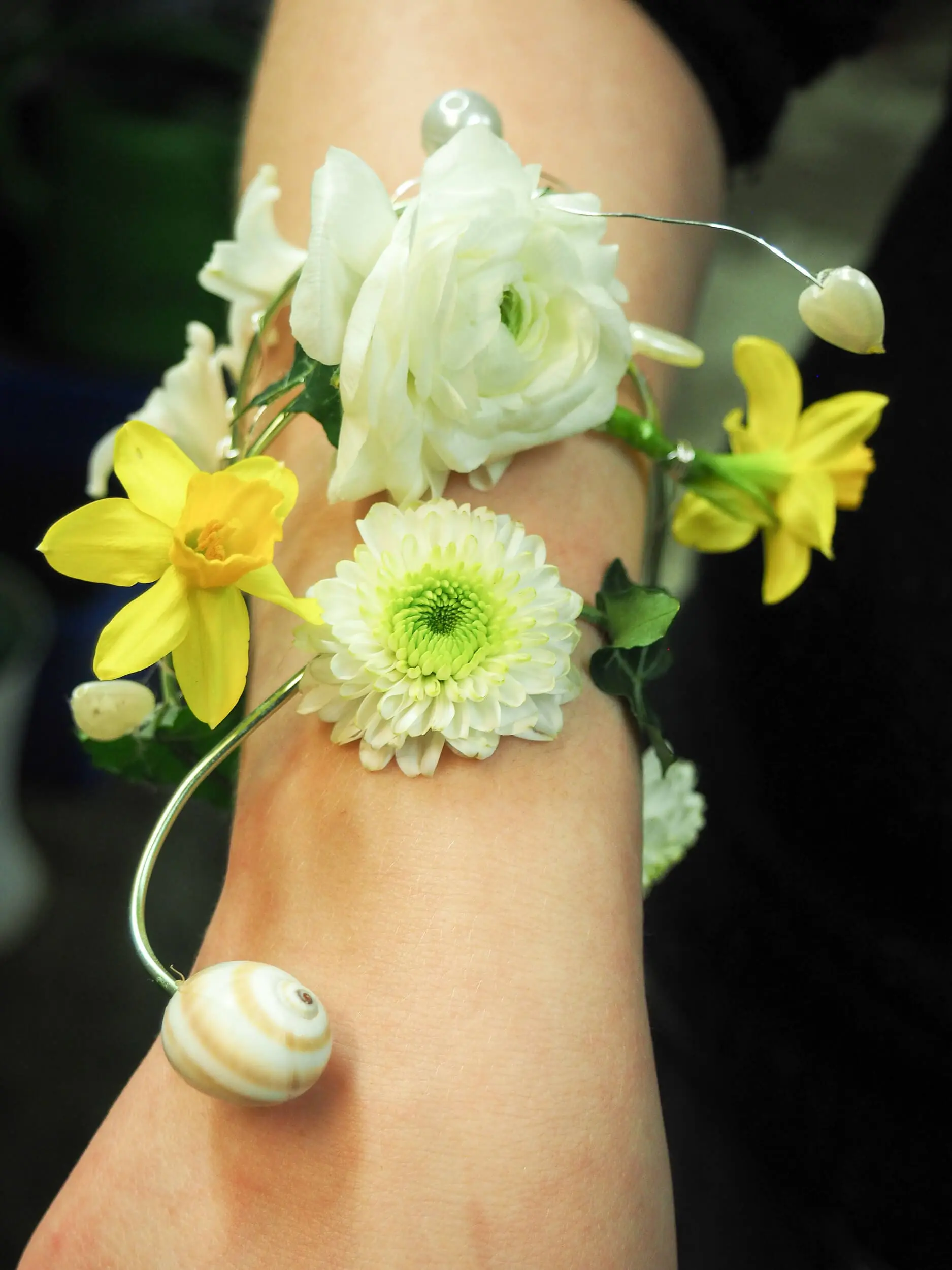 Armband mit frischen Blumen Armband mit frischen Blumen